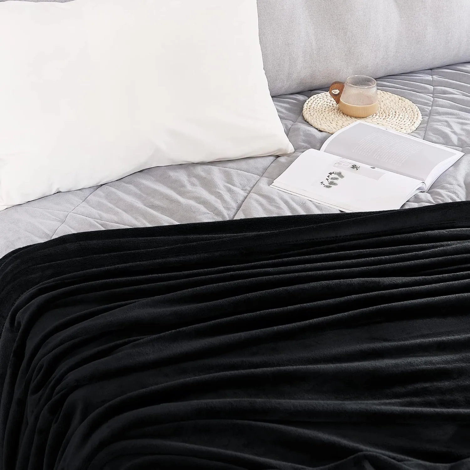 NICETOWN Fleece Queen Blanket Black - Bed Soft Lightweight Plush Fuzzy Cozy Luxury Microfiber Anti-Static Fuzzy Blanket, 90x90 inches