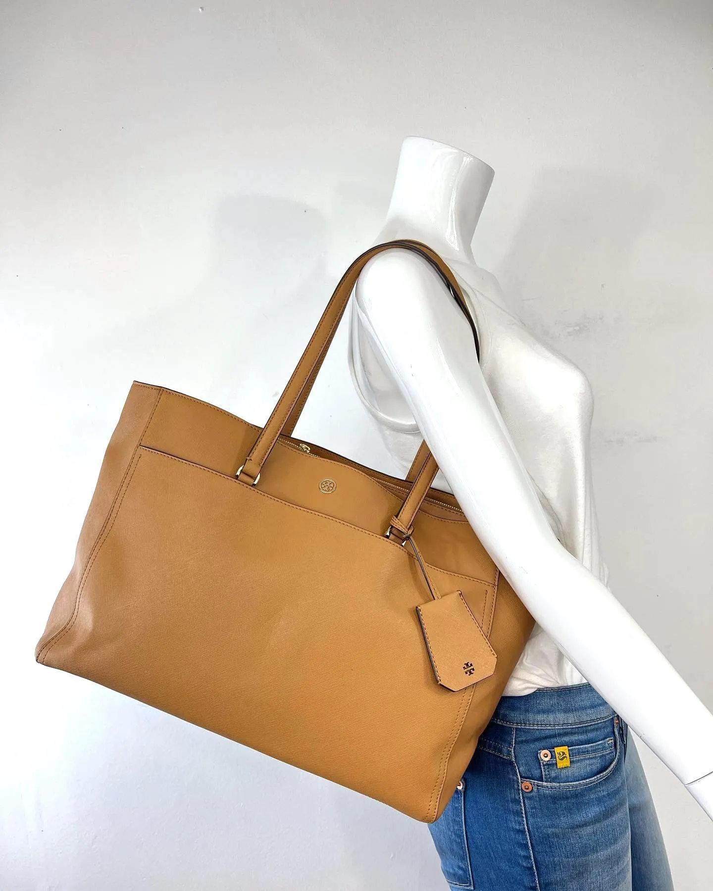 TORY BURCH ROBINSON CAMEL SAFFIANO LEATHER TOTE